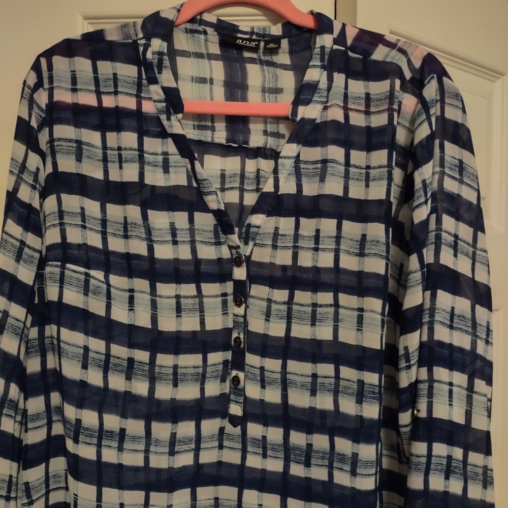 WOMEN'S SZ XL SEMI SHEER BLOUSE IN BEAUTIFUL BLUES AND WHITE!
